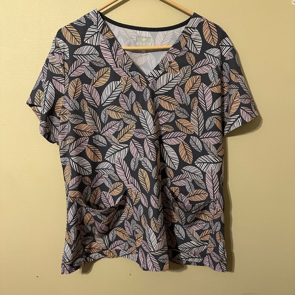 Med Couture Leaf Pattern V-Neck Scrub Top, size X-Large - Picture 1 of 5